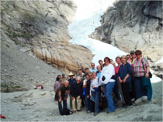 Participants in the long pre congress tour in front of Briksbreen